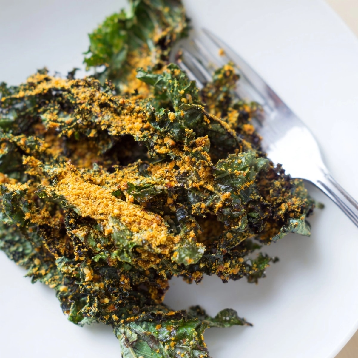 Homemade cheesy kale chips recipe: a healthy, cheesy, crunchy snack for any occasion.