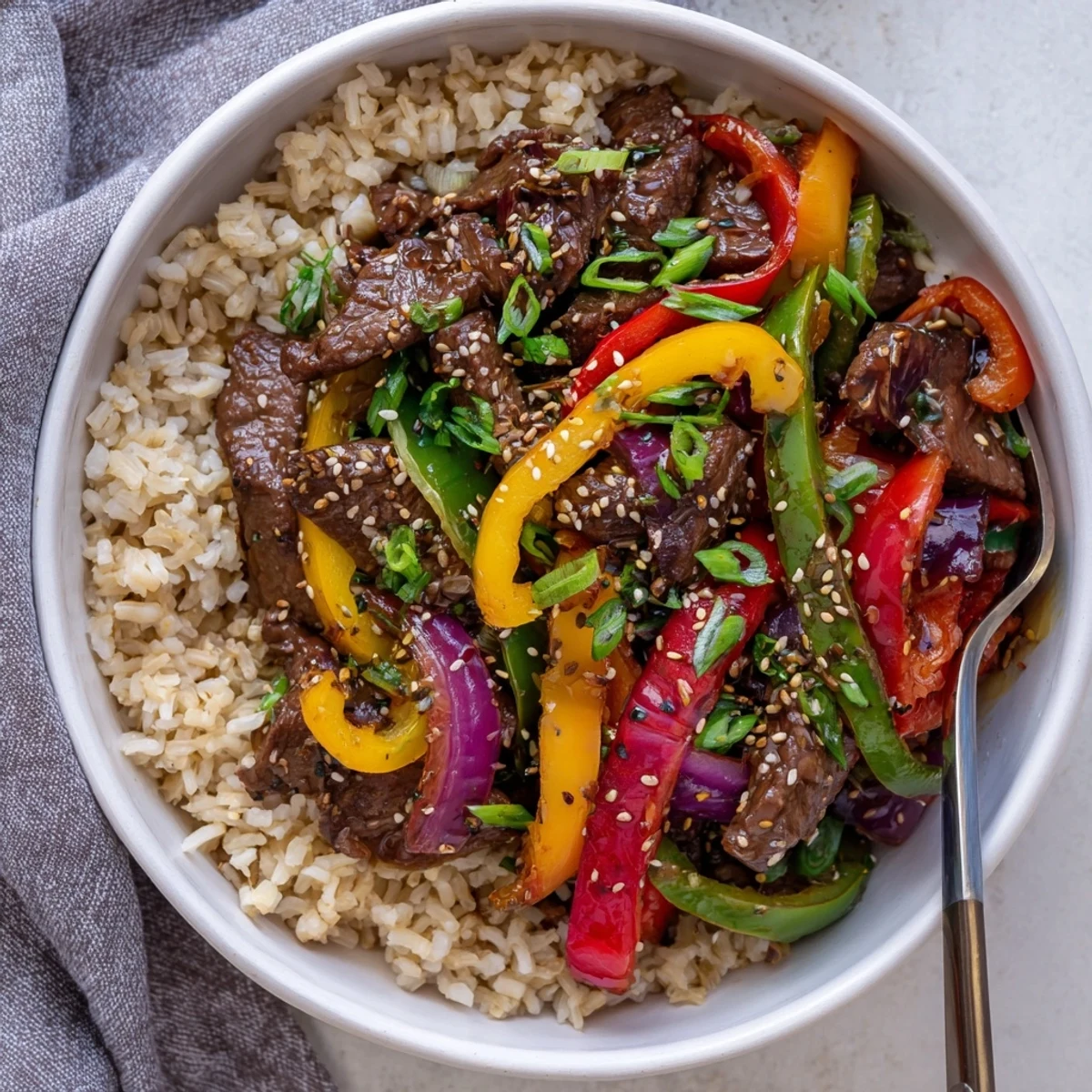Vibrant Beef and Pepper Rice Bowl featuring juicy beef strips, crisp bell peppers, and aromatic sesame-soy sauce in every bite.