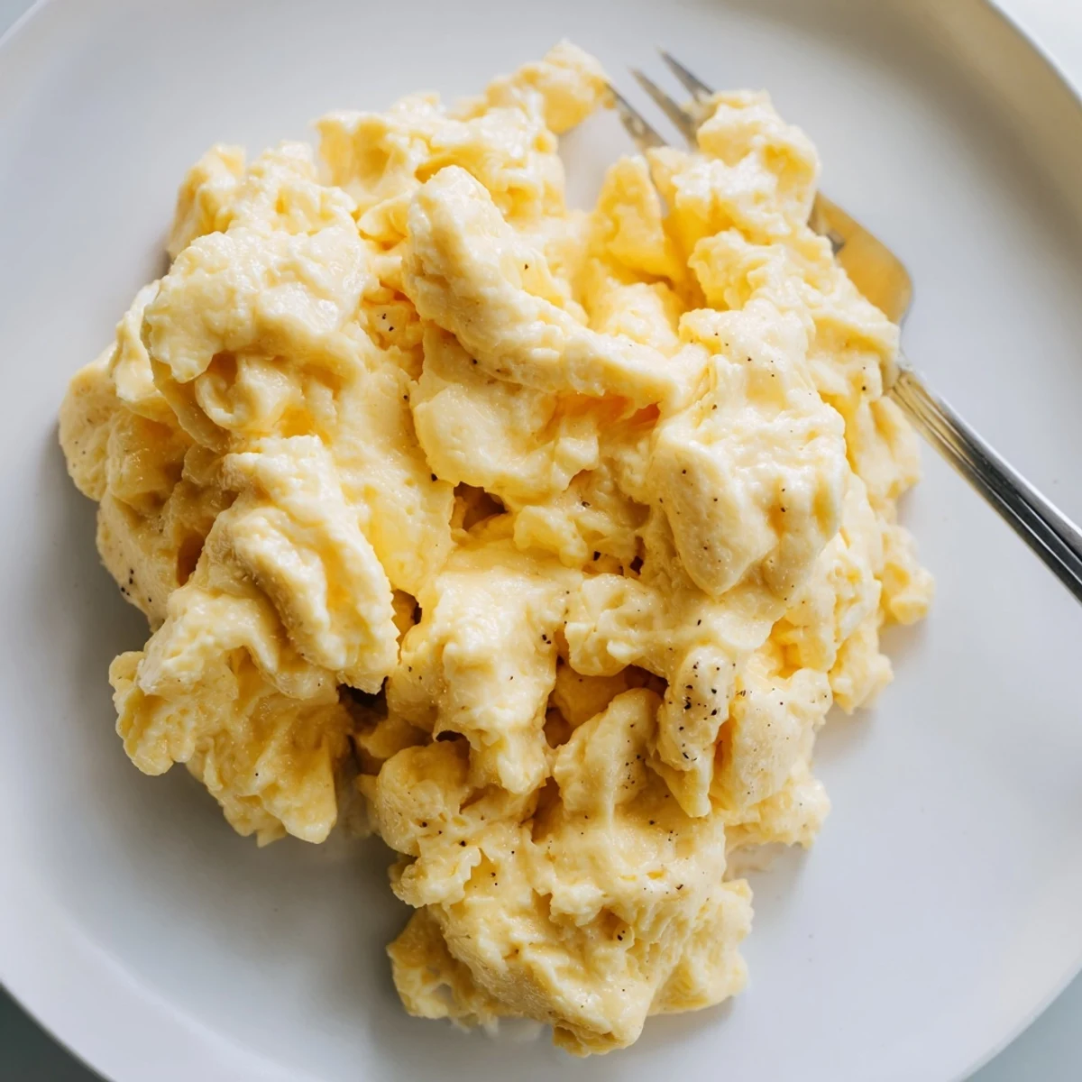 Fluffy scrambled eggs garnished with fresh chives served on rustic toast